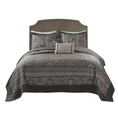 Reversible Jacquard Bedding Ensemble with Decorative Pillows