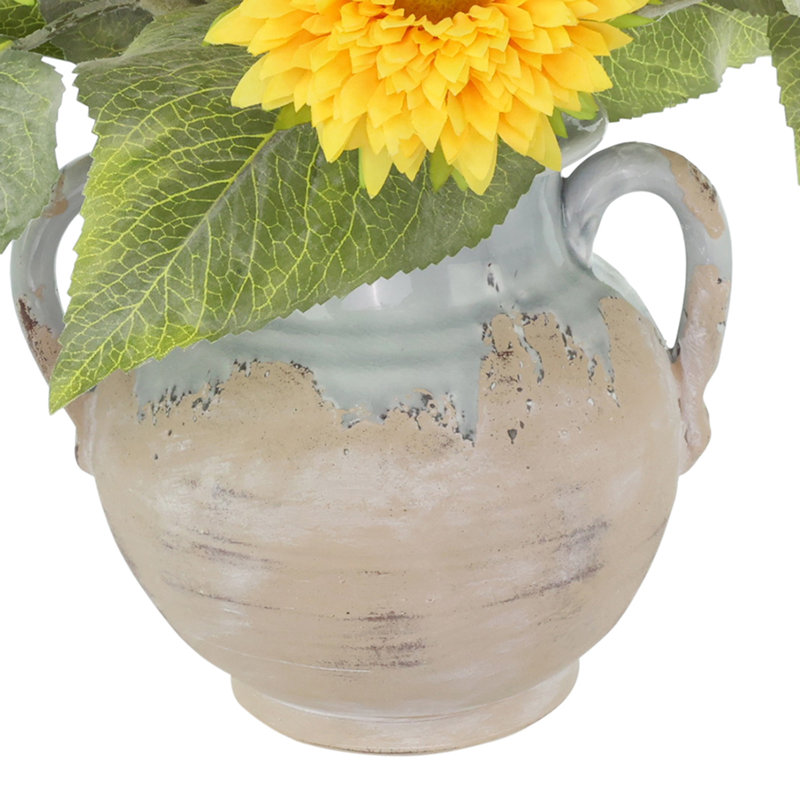 Tournesols disposés dans un vase en pierre