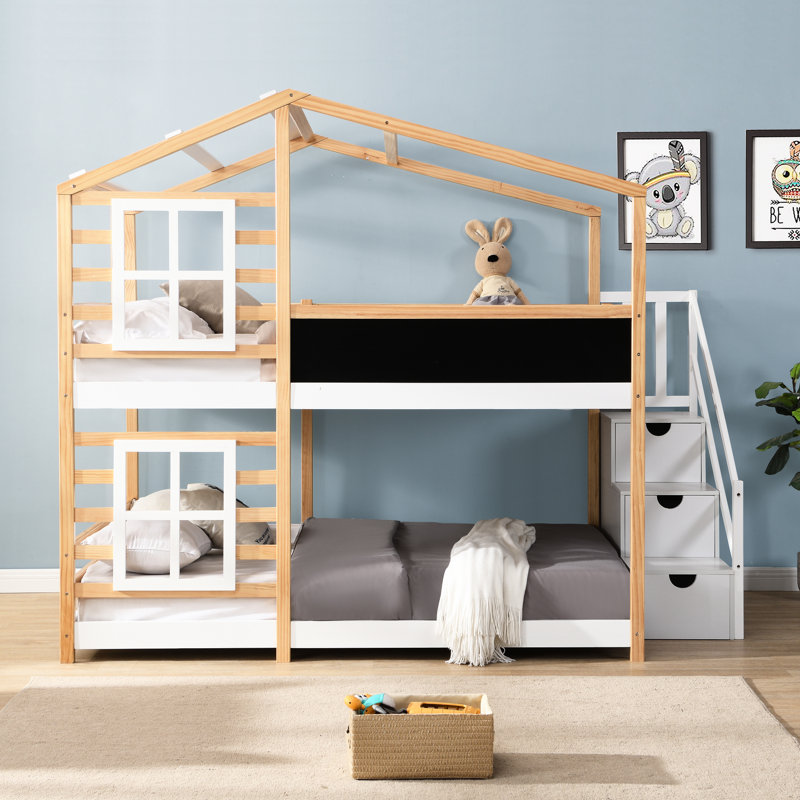 Lit superposé avec fenêtres de toit, tableau noir et rangement, lit double sur plateforme, finition en bois naturel blanc, garde-corps à profil bas, structure en 3 étapes pour dormir