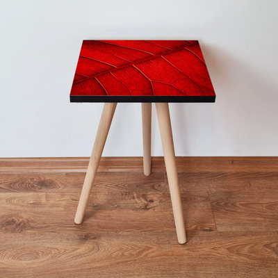 Table d'appoint moderne avec pieds en bois de hêtre, rouge et noir | 100% panneau de fibres à densité moyenne, dimensions: 13,8 po x 16,5 po x 13,8 po | Conception géométrique élégante | Parfait pour le salon, la chambre à coucher et le bureau, durable et élégant