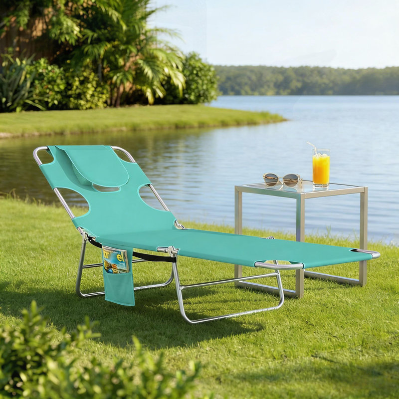 Chaise longue douce pour un bain de soleil extérieur, dossier réglable, conception pliable et poche de rangement latérale