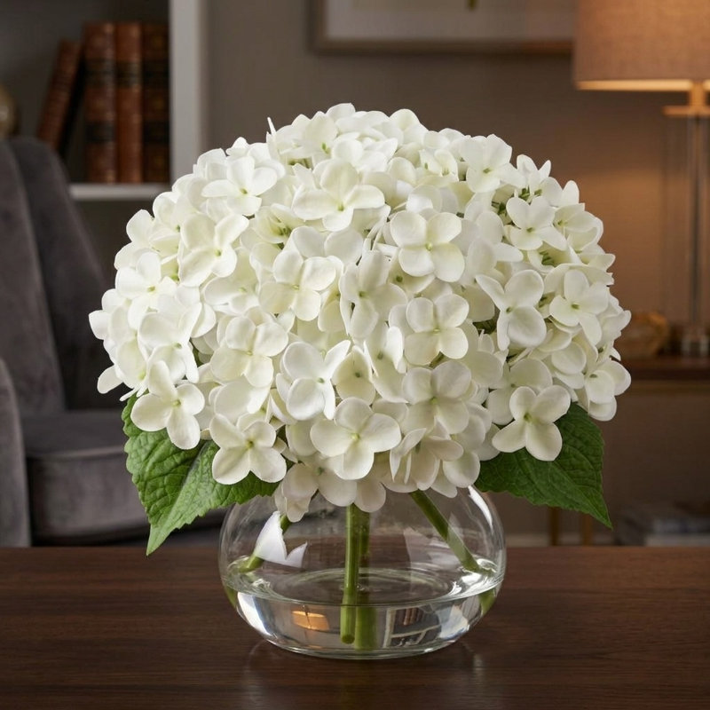 Fleurs d'hortensia artificielles dans un vase en verre avec de l'eau artificielle pour le bureau de mariage