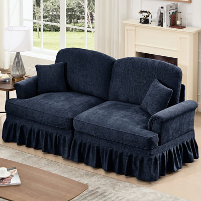 Canapé à deux places en chenille bleue avec accoudoirs évasés, pieds fuselés et jupes plissées à volants, style Mid-Century