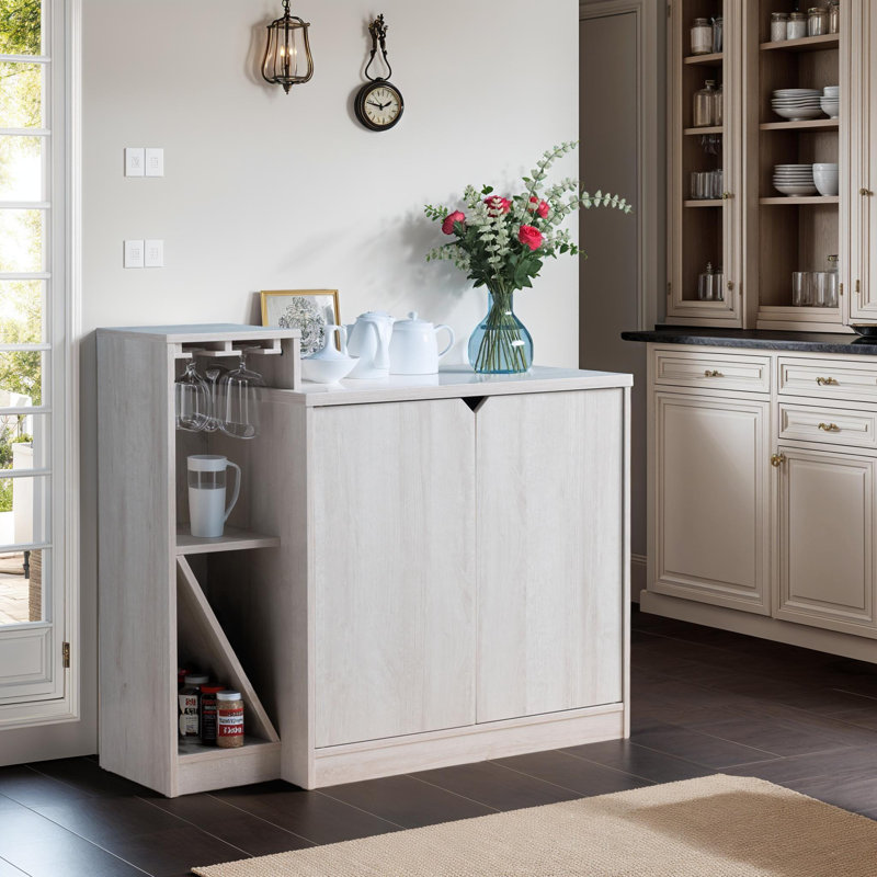 L'armoire à vin peut contenir 4 bouteilles, 4 verres et un rangement caché