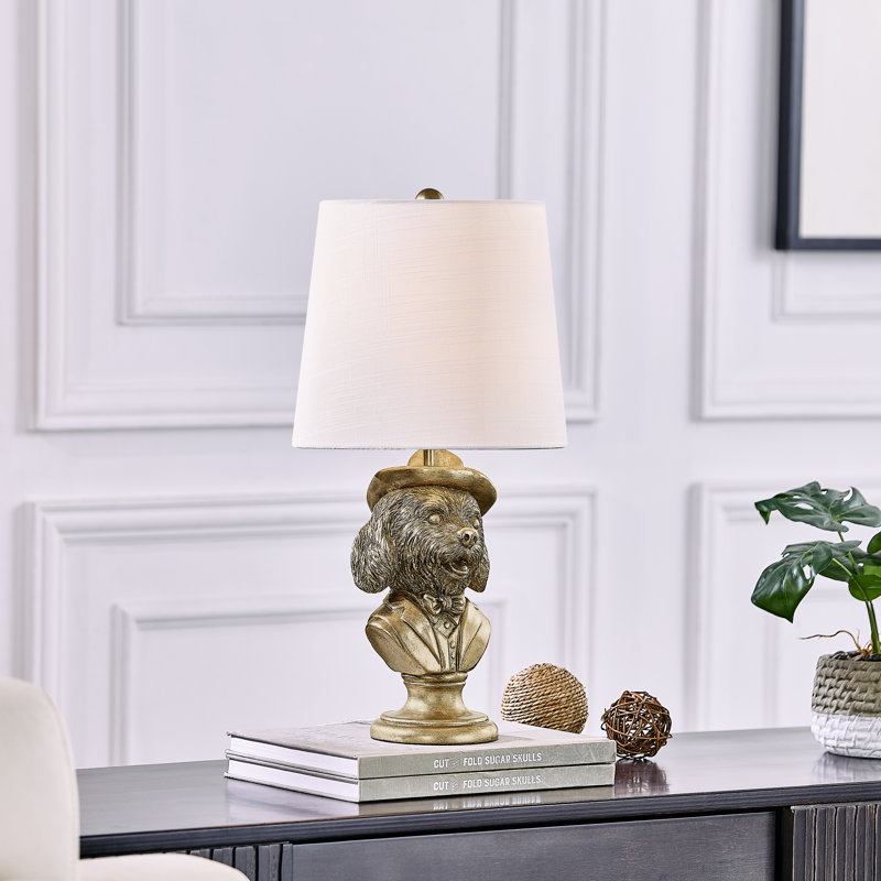 Lampe de table 20 po en résine dorée avec chapeau et costume et abat-jour en lin, Doré, Blanc