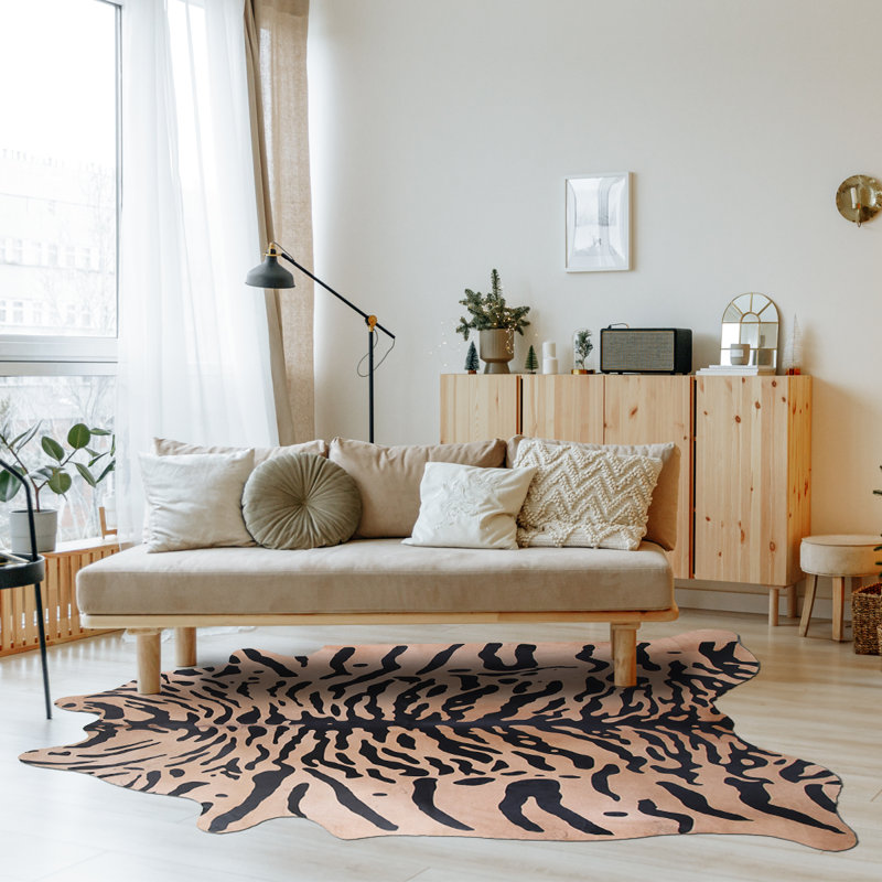 Tapis en peau de vache beige personnalisé, Nouveauté 5 pi 8 po x 6 pi 7 po