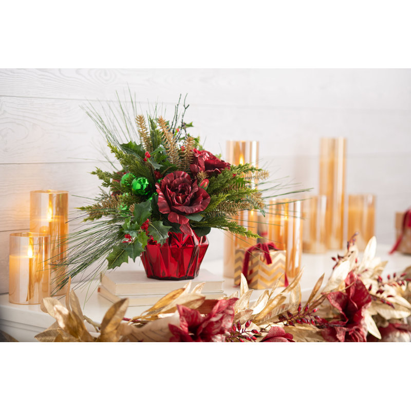 Arrangement d'ornement de Noël artificiel en forme de rose rouge et de verdure dans un vase taillé en diamant