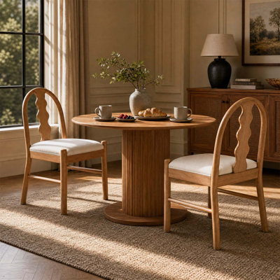 Ensemble de 2 chaises de salle à manger en caoutchouc, dossier incurvé et ondulé, siège en tissu blanc, idéal pour les cuisines de style campagnard et modernes.