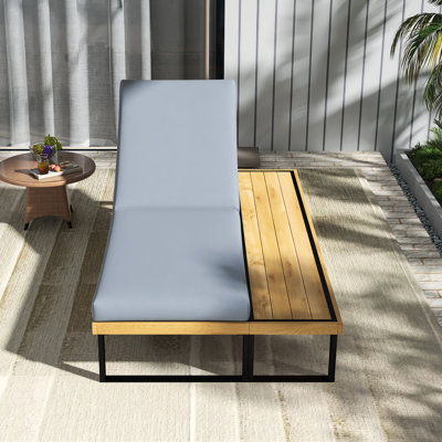 Chaise longue d'extérieur | Dossier réglable à 5 positions | Inclinable avec coussin dans Gary | Chaise longue de patio avec table d'appoint en bois | Cadre robuste pour le jardin et la cour près de la piscine
