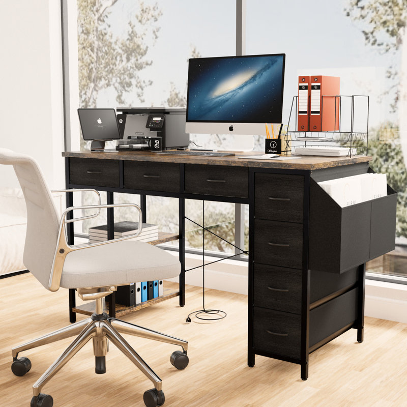 Bureau 47 po avec prise d'alimentation, brun rustique. 7 tiroirs de rangement en tissu et compartiment latéral. Réglable pour le confort et la productivité. Ports de table d'ordinateur brun fiables. Fonctionnement polyvalent