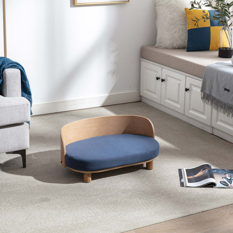 Lit pour chien surélevé de style scandinave avec pattes en bois massif et dossier en bois courbé, coussin en velours, noyer