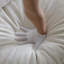 Lit simple en chenille avec lit de nuit moderne et confortable, fauteuil rembourré beige, chaise longue assortie en tissu teinté pour faire la sieste, espace confortable et décoratif