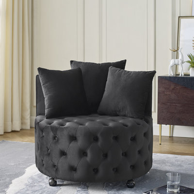 Fauteuil pivotant élégant en velours noir pour salon, avec boutons et roulettes pour un style raffiné.