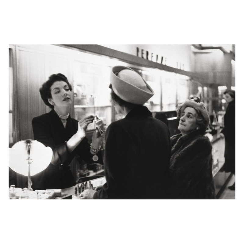 «Women at Perfume Counter» par Dan Weiner - Impression giclée, H 22 po x l 28 po