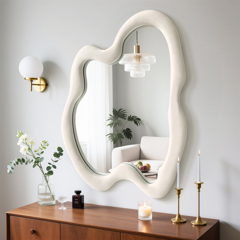 Miroir mural décoratif de forme irrégulière avec cadre enveloppé de velours, Beige, 28 po x 20 po