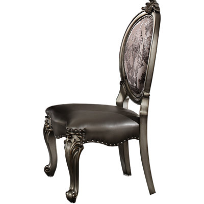 Deux chaises d'appoint argentées et platine antique - Revêtement en similicuir, motif floral en tissu, élégantes finitions cloutées pour une salle à manger raffinée.