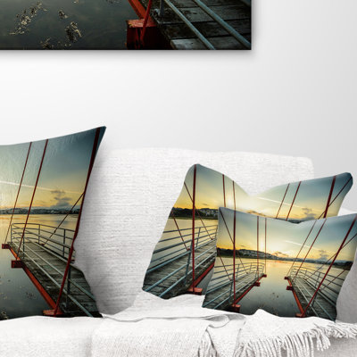 Les piliers en bois pour les bateaux de l’espagne, un coussin lombaire photo de mer