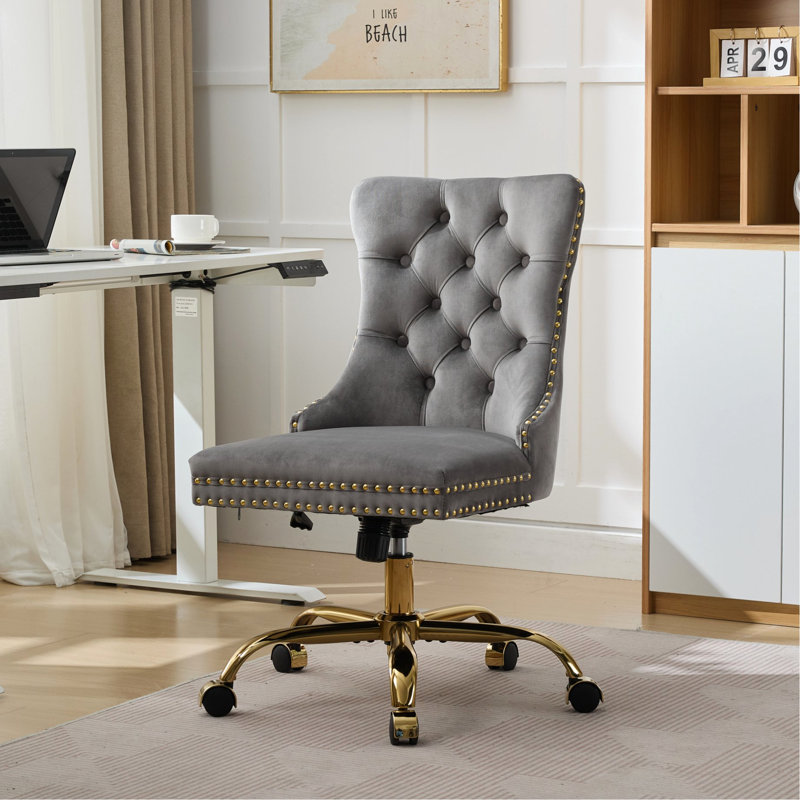 Chaise de bureau en velours gris avec base en métal doré, style bouton, pivotante et réglable, boutons tirés à la main, garniture décorative cloutée, coussin à haute résilience, structure triple élastique, revêtement rembourré pour le travail.