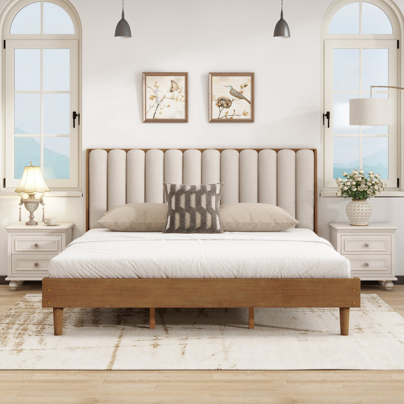 Très grand lit en bois avec tête de lit tapissier