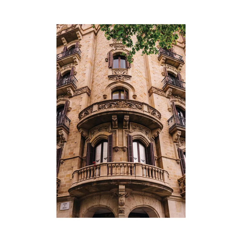 «Barcelona Architecture II» par Bethany Young - Giclée sur toile tendue avec châssis, H 12 po x l 8 po x P 0,75 po