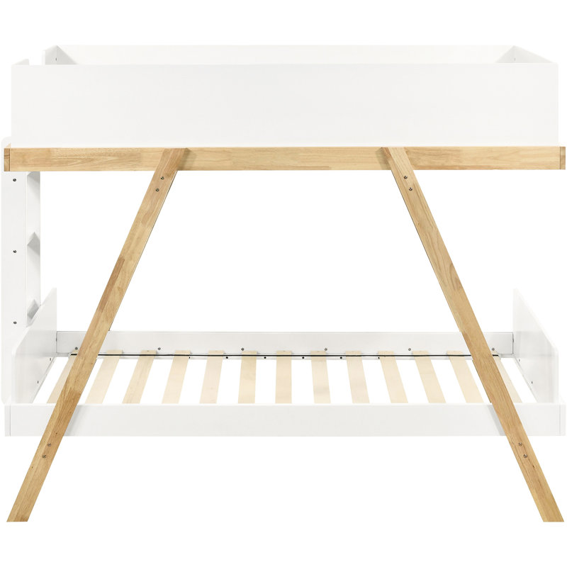 Lit simple blanc au-dessus d'un lit superposé, structure à tréteaux, lit supérieur encerclé, caractéristiques et utilisation moderne - lit avec finition, éléments contemporains rustiques, supports de style attachés