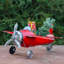 Petit avion avec arbre de Noël illuminé