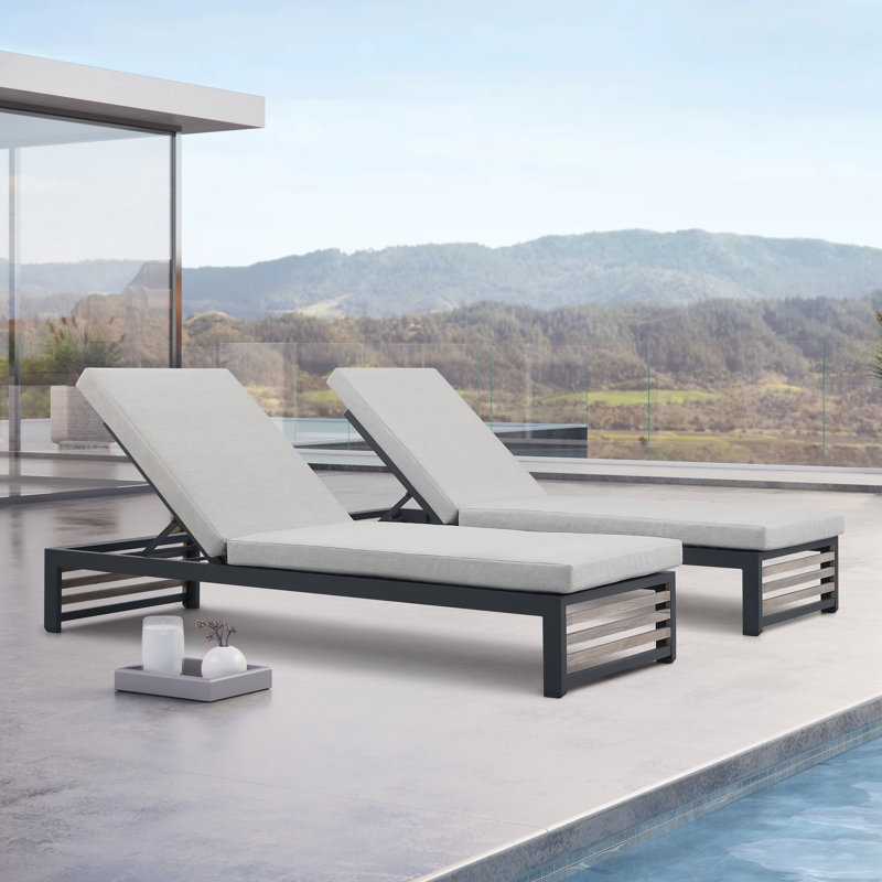 Chaise longue d'extérieur en teck Pawni, Grisâtre