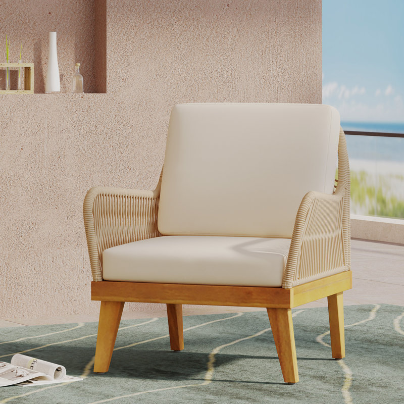 Fauteuil club contemporain rembourré avec pieds en bois et coussin de dossier capitonné