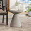 Table d'appoint d'extérieur en béton léger avec piédestal de sablier, parfaite pour les espaces extérieurs modernes et fonctionnels.