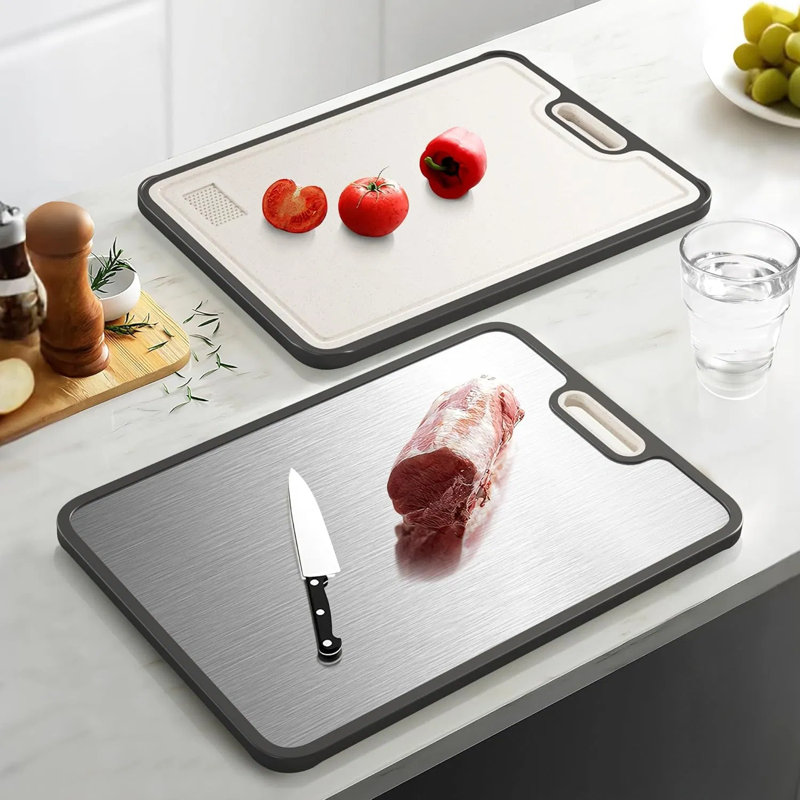 Planche à découper double face en titane et paille de blé - planche à découper de cuisine 15 po x 10 po avec rebord en silicone antidérapant, rainures à jus, lavable au lave-vaisselle pour la viande, les légumes et les fruits