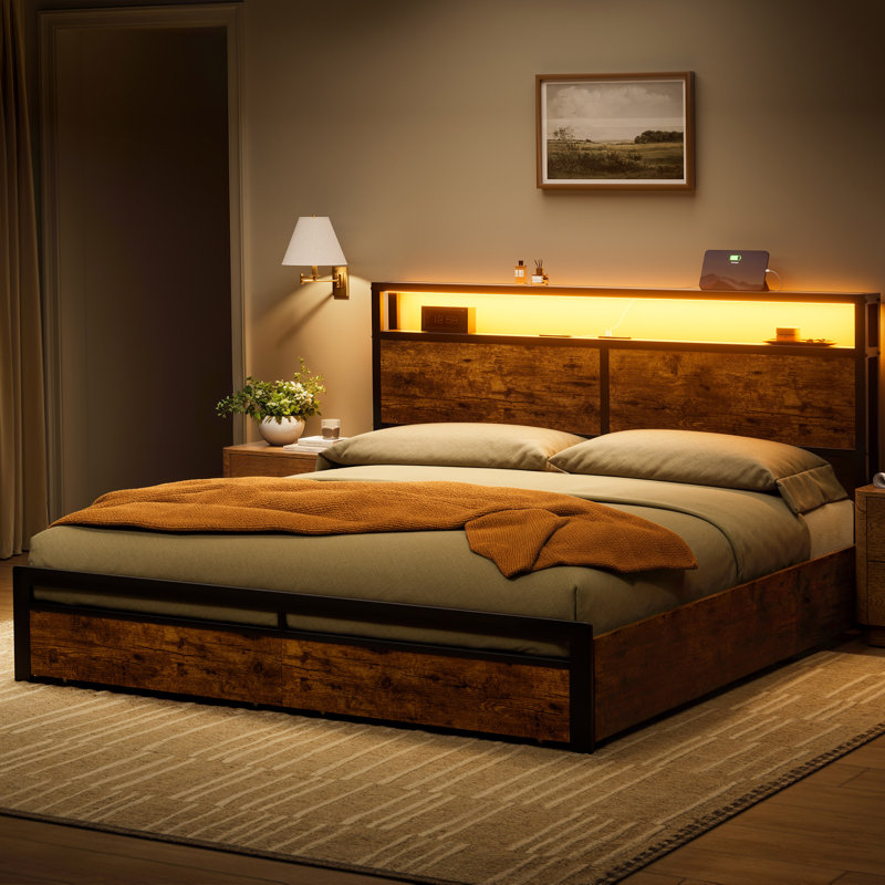 Cadre de lit moderne Livia avec 4 tiroirs et tête de lit ouverte avec rangement, lampe DEL réglable et station de recharge, sommier non requis.
