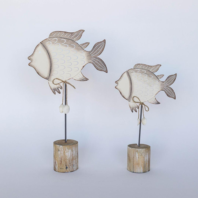 Ensemble de 2 figurines de poissons avec coquillages sur un poteau