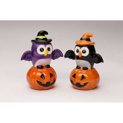 Sorcière d'Halloween sur sel et poivre citrouille d'Halloween