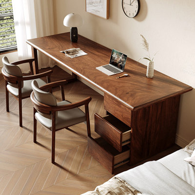 Bureau long en noyer massif avec trois tiroirs latéraux.