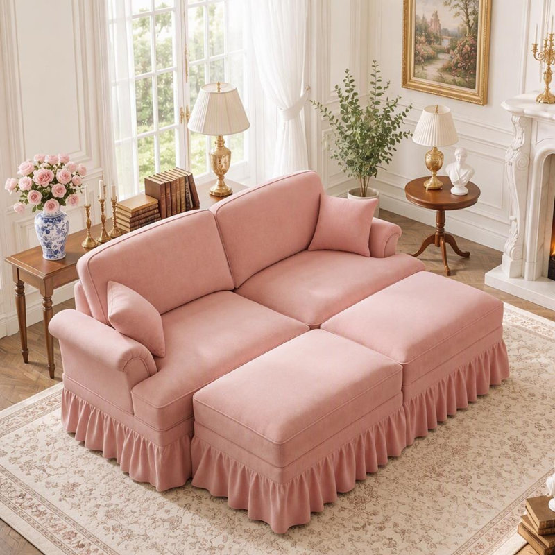 Canapé élégant de style Mid-Century, grand modèle, avec accoudoirs évasés, jupes à volants et plis amovibles et pieds fuselés, accompagné de 2 poufs amovibles.