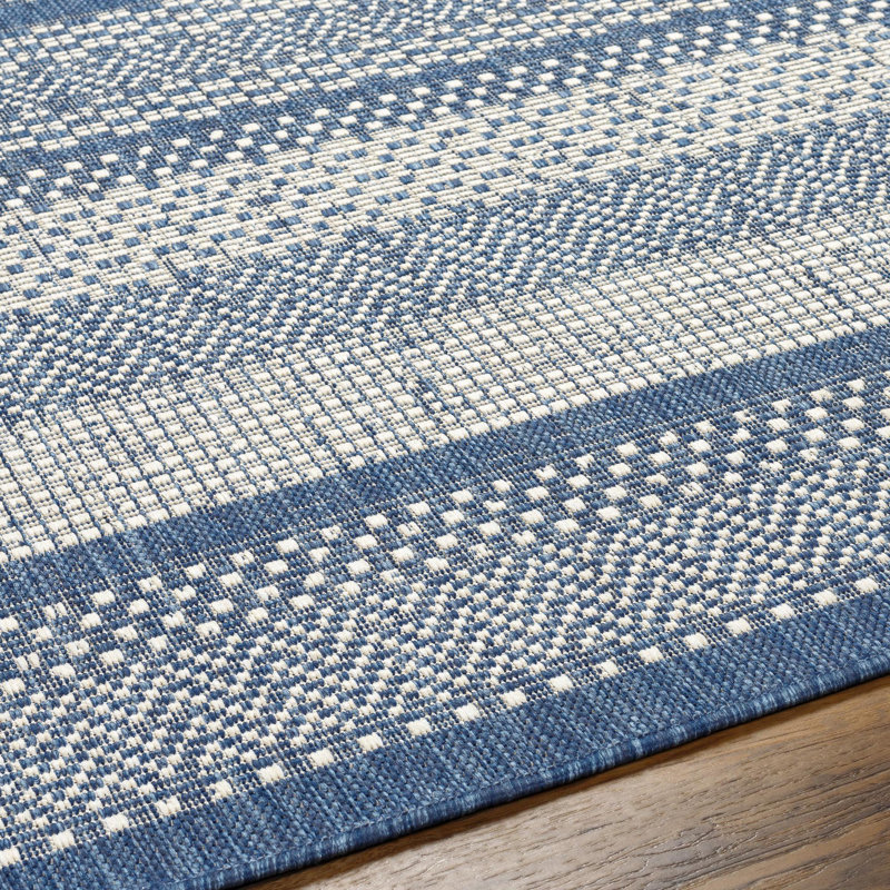 Tapis intérieur / extérieur bleu en polypropylène tissé à la machine Bangaly, Rectangle 5 pi 3 po x 7 pi