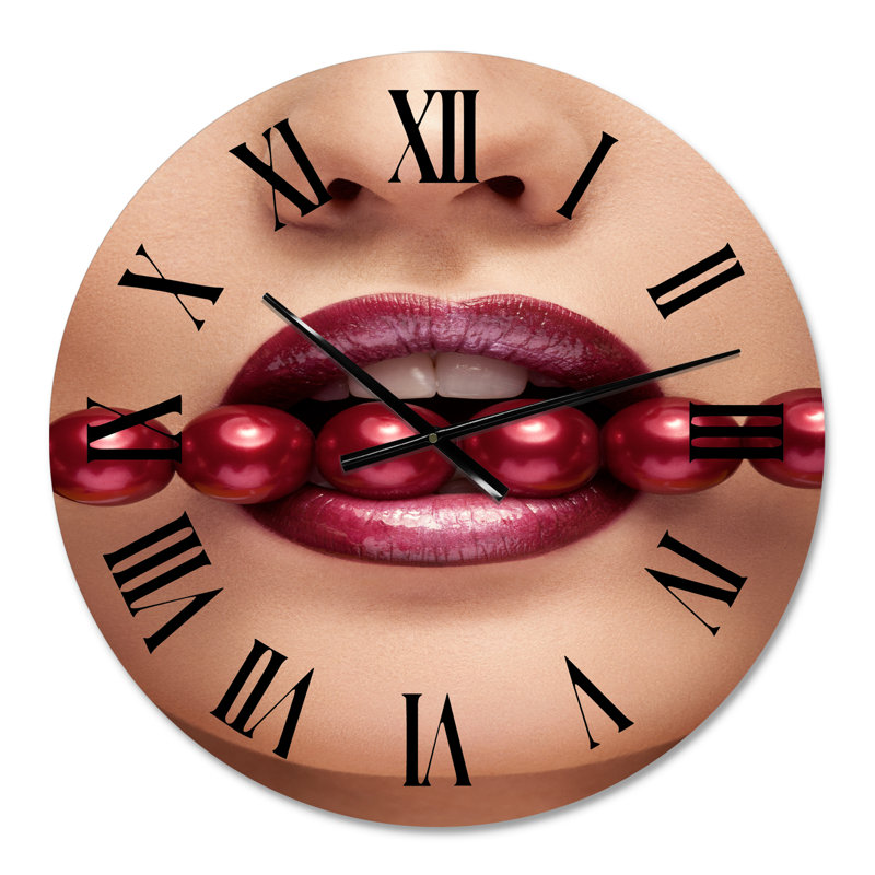 Femme avec des perles rouges dans la bouche dans une pose sensuelle - horloge murale moderne, Petit