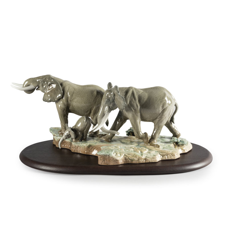 Figurine « a butée along the way elephants »