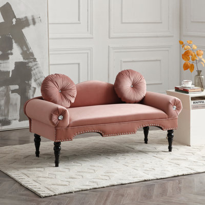 Fauteuil 54 po en velours 2 places pour chambre à coucher et salon, garniture cloutée, pieds en bois, coussins, teinte rose, largeur douce, couleur