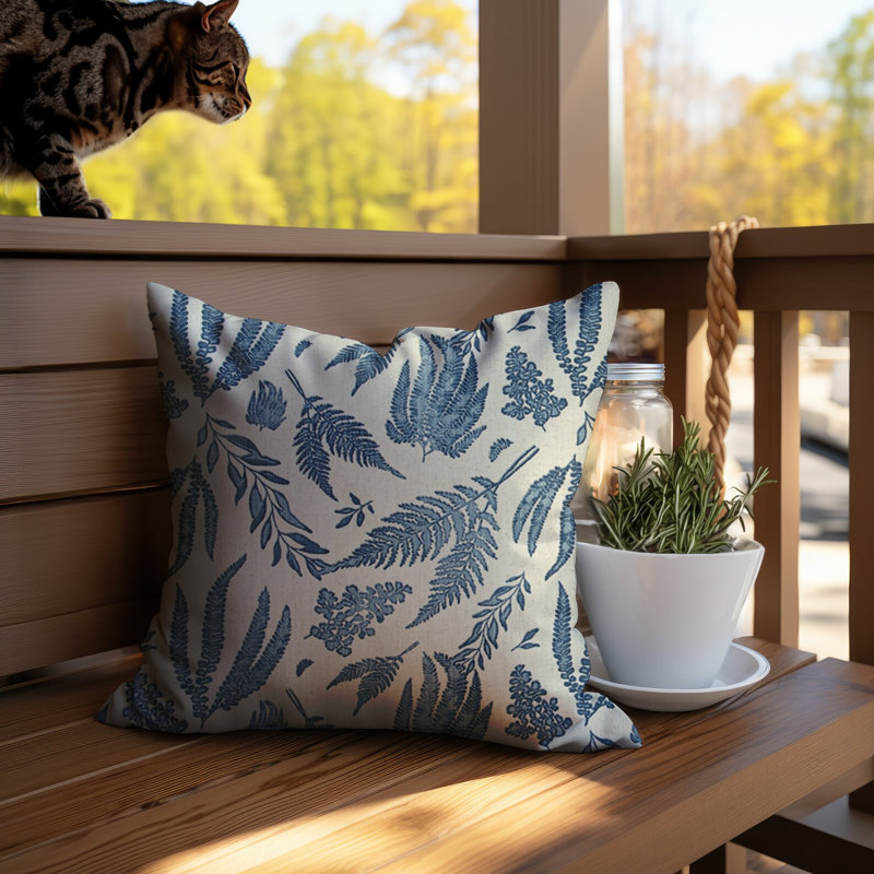 Coussin bleu et beige, H 17 po x l 17 po