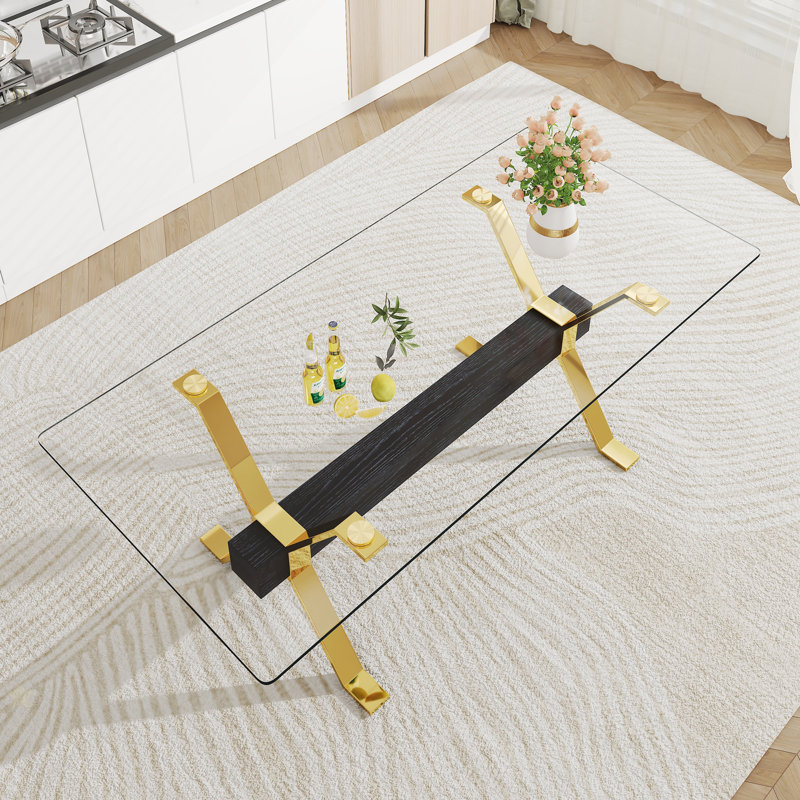 Table de salle à manger. Table de salle à manger moderne en verre trempé. Grand grand bureau moderne avec des pieds en métal plaqué or et des barres transversales en panneau de fibres à densité moyenne, convenant à la maison et au bureau. Cuisine