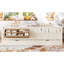 Grand lit beige avec bibliothèque sur le côté, lit gigogne pour les invités supplémentaires, conception, construction en pin et contreplaqué avec chevet inattendu-130428328-130428324