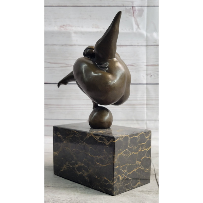 Sculpture abstraite et sinueuse d'une femme en équilibre sur une balle
