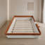 Structure de lit de jour grand rembourré avec clôture de sécurité et escalier, brun et blanc, structure de lit de jour familiale à profil bas-1581723531-1581723529