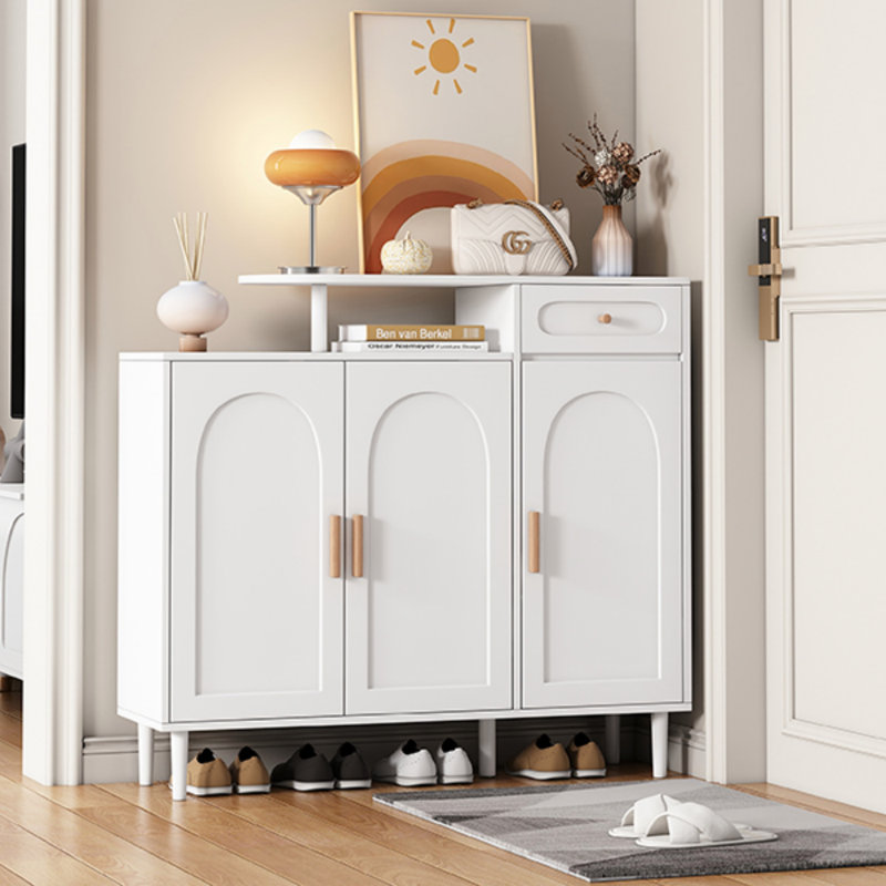 Armoire à chaussures élégante avec portes et tiroirs arqués, buffet de rangement de style crème avec tablettes réglables et pieds en bois massif