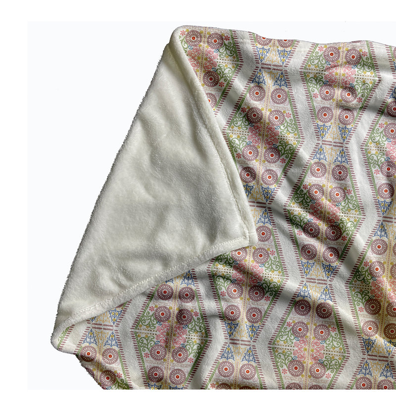 Jeté détaillé Geo Spring, L 30 po x L 39,75 po, Romantiques motifs géométriques mauves