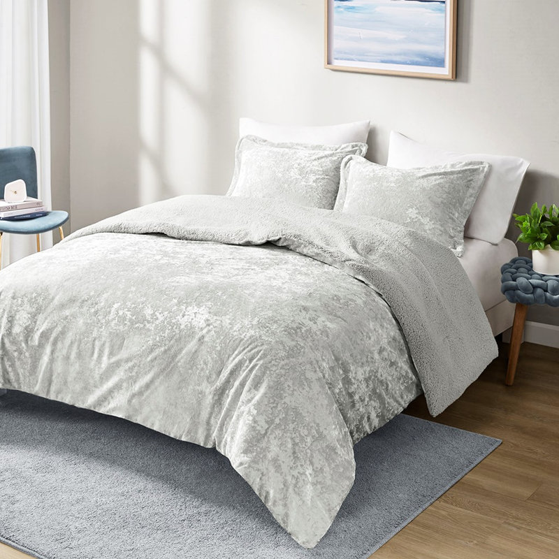 Édredon gris avec velours écrasé lisse et texture pour lit double / grand avec chaleur délicate