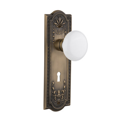 Plaque Meadows avec trou de serrure décoratif et bouton de porte en porcelaine blanche