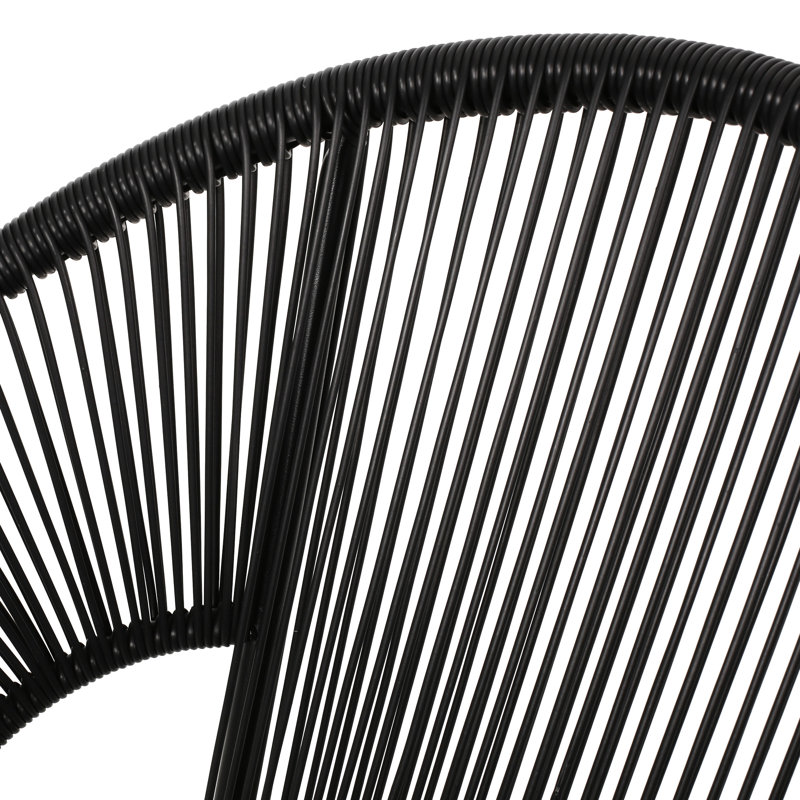 Patio chic avec armature en fer tissé noir