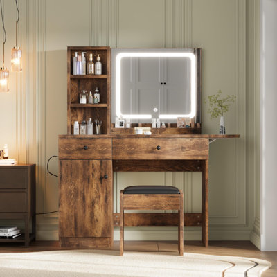 Coiffeuse moderne avec miroir, prise électrique, tabouret de rangement, tiroirs et étagères, idéale pour la chambre à coucher.